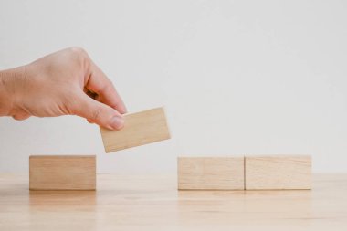 İşletme Finansı. büyüyen kar kavramı, el ahşap blok düzenleme