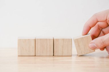 İşletme Finansı. büyüyen kar kavramı, el ahşap blok düzenleme