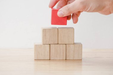 İşletme Finansı. büyüyen kar kavramı, el ahşap blok düzenleme