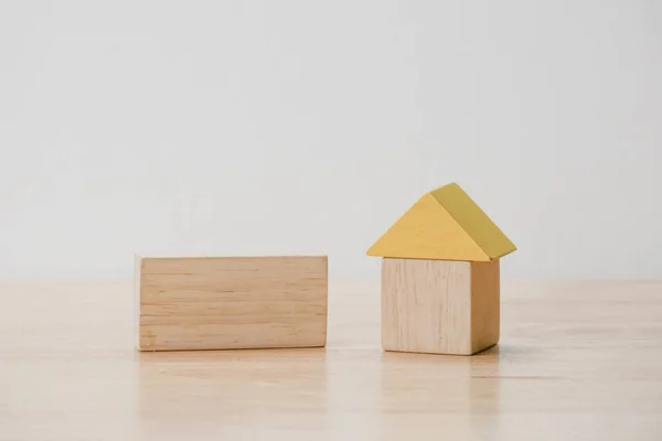 Zaoszczędzić Pieniądze Dla Inwestycji Koncepcja Kredyt Hipoteczny Przez Dom Drewno — Zdjęcie stockowe