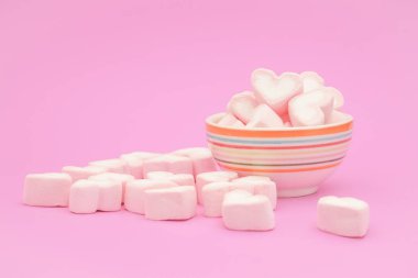 Pembe hatmi, pembe bir arka plan üzerinde hatmi tatlılar kalpleri duydum. Sevgililer günü hediyesi
