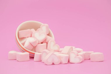 Pembe hatmi, pembe bir arka plan üzerinde hatmi tatlılar kalpleri duydum. Sevgililer günü hediyesi