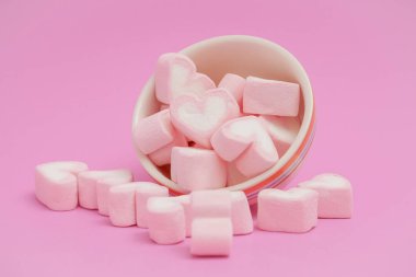 Pembe hatmi, pembe bir arka plan üzerinde hatmi tatlılar kalpleri duydum. Sevgililer günü hediyesi