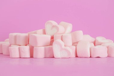 Pembe hatmi, pembe bir arka plan üzerinde hatmi tatlılar kalpleri duydum. Sevgililer günü hediyesi