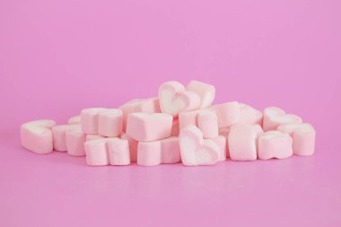 Pembe hatmi, pembe bir arka plan üzerinde hatmi tatlılar kalpleri duydum. Sevgililer günü hediyesi