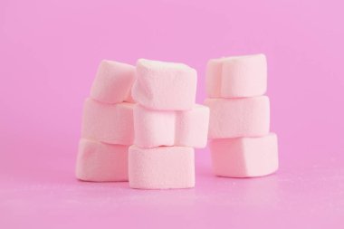 Pembe hatmi, pembe bir arka plan üzerinde hatmi tatlılar kalpleri duydum. Sevgililer günü hediyesi