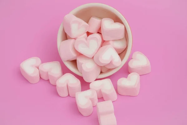 ピンクは マシュマロ ピンクの背景の上にマシュマロのお菓子の心を聞きます バレンタインデーのギフト — ストック写真