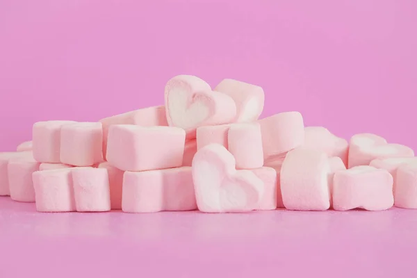 Růžová Slyšet Marshmallow Sladkosti Srdce Marshmallow Růžovém Pozadí Valentýn Dárek — Stock fotografie