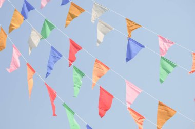 Renkli parti bayrakları blue sky tatil dekorasyon için asılı kiraz kuşu