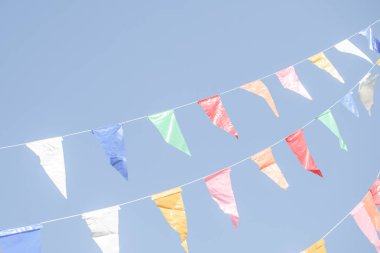 Renkli parti bayrakları blue sky tatil dekorasyon için asılı kiraz kuşu