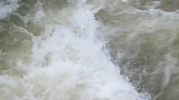 Ruisseau coulant sur les rochers 