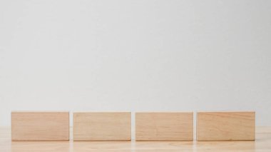 Beyaz arka plan üzerinde gerçeküstü yerleşimli soyut geometrik gerçek ahşap küp