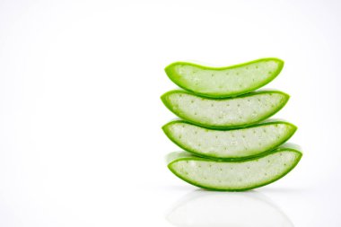 Beyaz arkaplanda Aloe vera dilimi