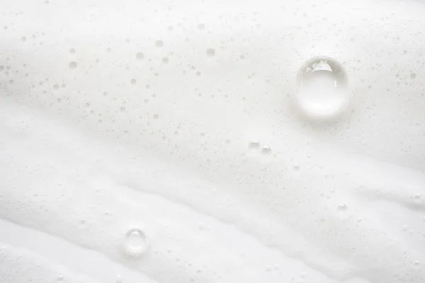 Fondo abstracto textura de espuma jabonosa blanca. espuma de champú con —  Fotos de Stock