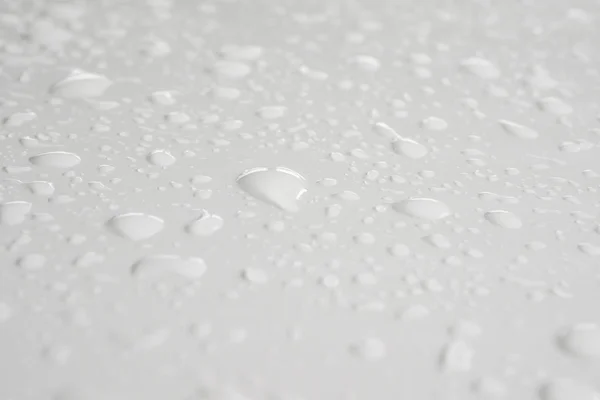 Gota de agua sobre fondo blanco gotas de lluvia en el coche —  Fotos de Stock