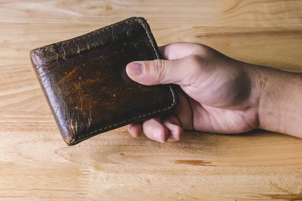 Spara pengar för investerings konceptet hand Hold en plånbok — Stockfoto