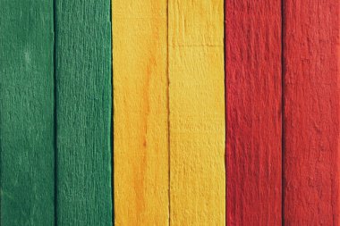 Arka plan ahşap yeşil, sarı, kırmızı eski retro vintage tarzı, rasta reggae bayrağı