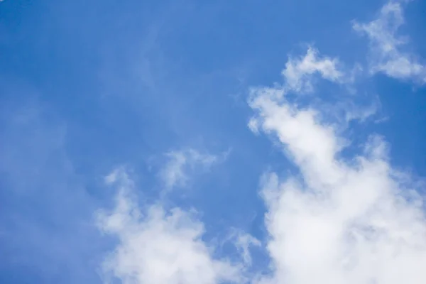 Wolk op blauwe hemel natuur achtergrond voorontwerp — Stockfoto
