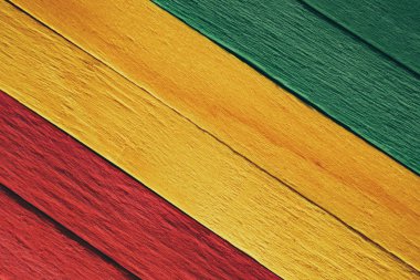 Arka plan ahşap yeşil, sarı, kırmızı eski retro vintage tarzı, rasta reggae bayrağı