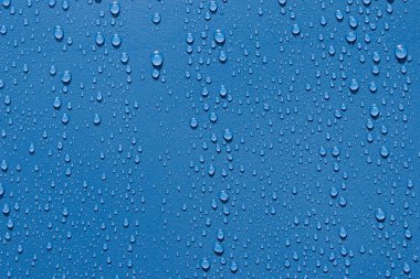 Mavi arka planda su damlaları