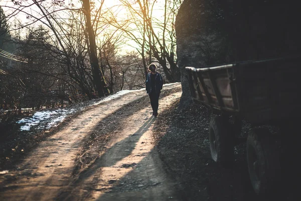 Ragazza Cammina Attraverso Strada Campagna — Foto Stock