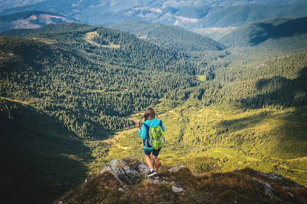 Ung Vandrare Gröna Skogen Carpathian Berg Landskap — Stockfoto