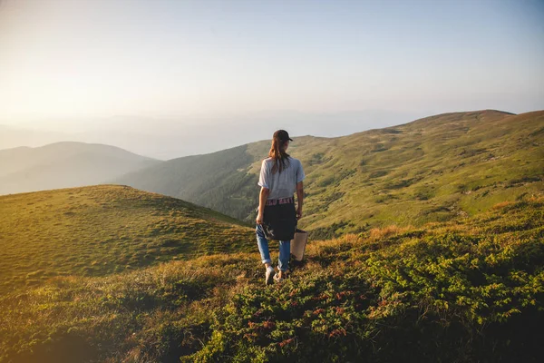 Escursionista Ragazza Cammina Nelle Montagne Dei Carpazi — Foto Stock