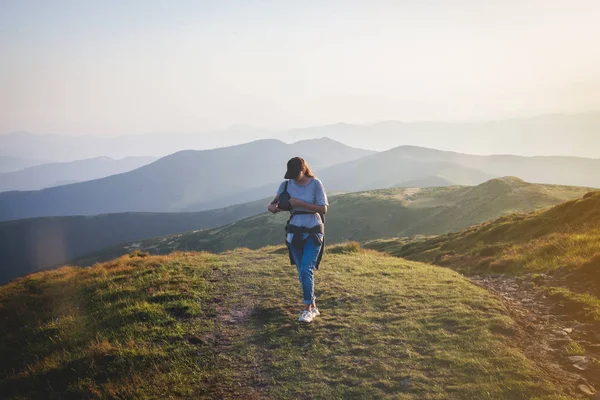 Escursionista Ragazza Cammina Nelle Montagne Dei Carpazi — Foto Stock