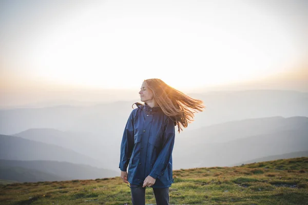 Mädchen Schönen Bergen — Stockfoto