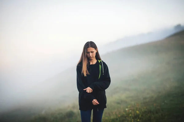 Giovane Bella Ragazza Montagna Nebbia — Foto Stock