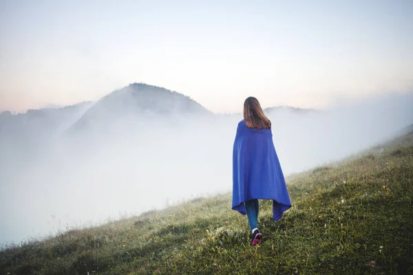 Ragazza Adolescente Con Copertina Blu — Foto Stock