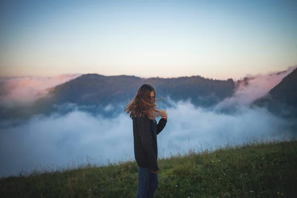 Adolescente Ragazza Montagne Nebbiose — Foto Stock