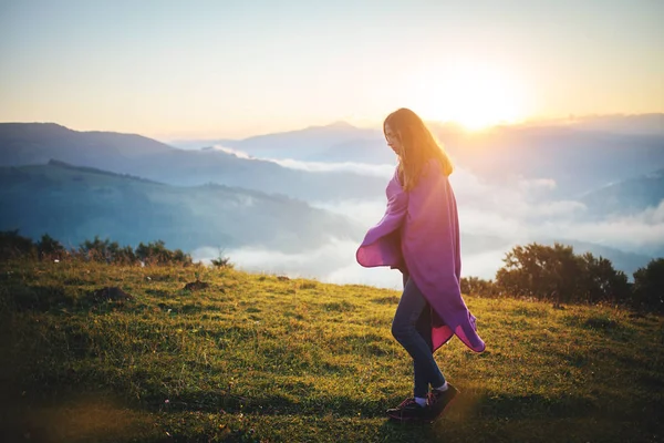 Ragazza Sola Montagna — Foto Stock