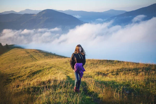 Giovane Ragazza Piedi Attraverso Nebbia — Foto Stock