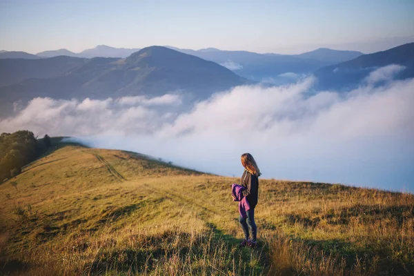 Junges Mädchen Geht Durch Den Nebel — Stockfoto