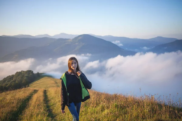 Giovane Ragazza Piedi Attraverso Nebbia — Foto Stock