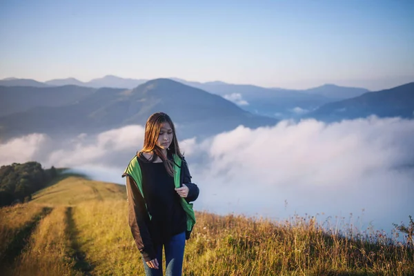 Giovane Ragazza Piedi Attraverso Nebbia — Foto Stock