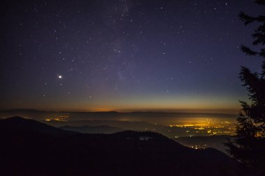 Gece şehir dağlardan