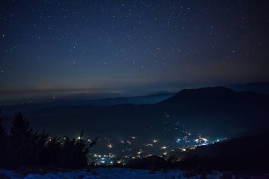 Gece şehir dağlardan