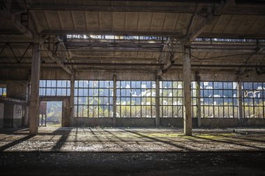 Eski kırsal kırık boş fabrika Oda