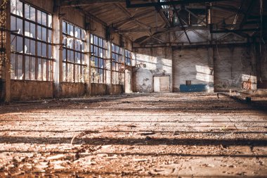 Eski kırsal kırık boş fabrika Oda