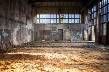 Eski kırsal kırık boş fabrika Oda