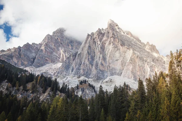 Güzel Kayalık Dağ Manzarası — Stok fotoğraf