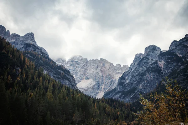 Güzel Kayalık Dağ Manzarası — Stok fotoğraf