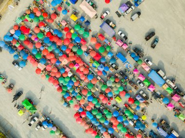 Bit pazarı renkli şemsiye ve çadır altında akşam güneş ışığı, Tayland ile kamera drone üzerinden havadan görünümü