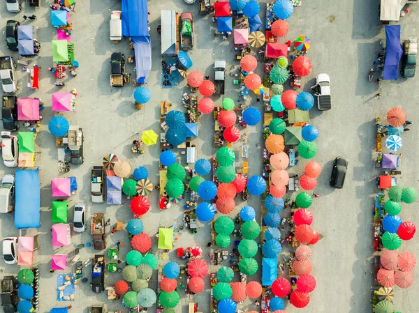 Luftaufnahme Von Der Kameradrohne Des Flohmarktes Mit Bunten Sonnenschirmen Und — Stockfoto