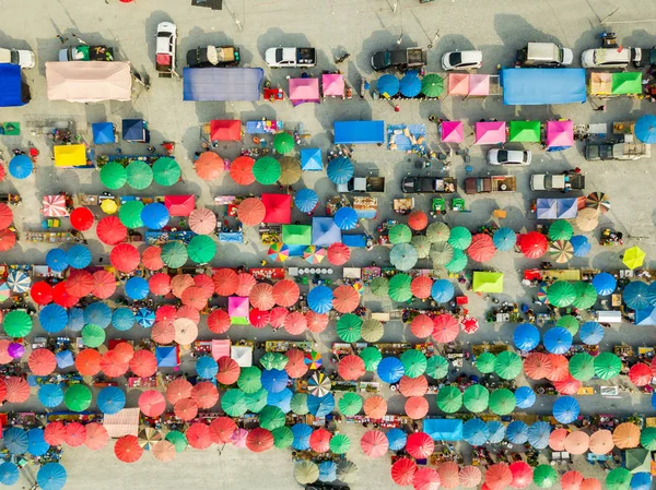 Vista Aérea Drone Câmera Mercado Pulgas Com Guarda Chuvas Coloridos — Fotografia de Stock