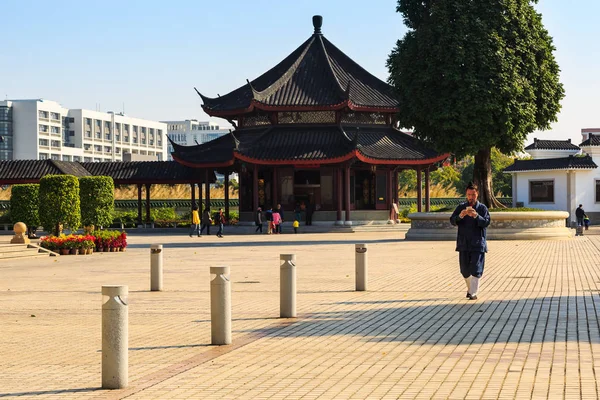 Guangzhou China January 2015 Unidentified Taoist Monk Uses Mobile Phone — Stock Photo, Image