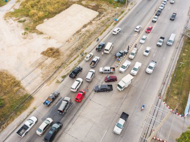 Kamera uçak kaza u dönüşü çevresinde neden olduğu trafik sıkışıklığı ile Caddesi'nin üzerinden havadan görünümü