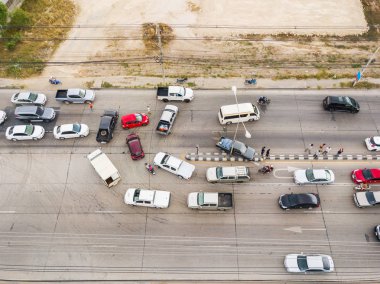 Kamera uçak kaza u dönüşü çevresinde neden olduğu trafik sıkışıklığı ile Caddesi'nin üzerinden havadan görünümü